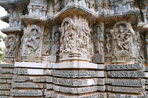 Süslü bas relieif ve heykeller Hindu Tanrılar, Kedareshwara Tapınağı, Halebid, Karnataka, Hindistan. 