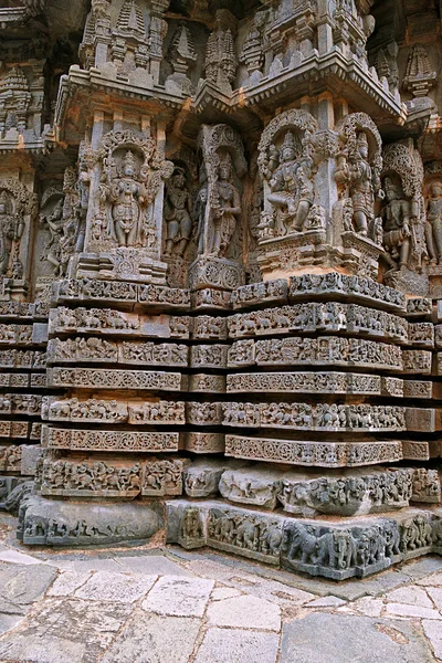 Süslü bas relieif ve heykeller Hindu Tanrılar, Kedareshwara Tapınağı, Halebid, Karnataka, Hindistan. 