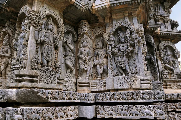 Süslü bas relieif ve heykeller Hindu Tanrılar, Kedareshwara Tapınağı, Halebid, Karnataka, Hindistan. 