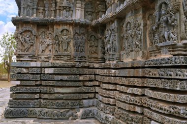 Süslü bas relieif ve heykeller Hindu Tanrılar, Kedareshwara Tapınağı, Halebid, Karnataka, Hindistan. 