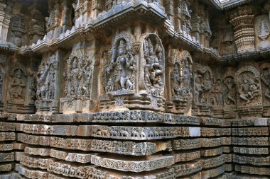 Süslü bas relieif ve heykeller Hindu Tanrılar, Kedareshwara Tapınağı, Halebid, Karnataka, Hindistan. 