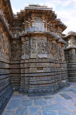 Süslü kabartmaları duvarlarda Batı tarafında, Hoysaleshvara Tapınak, Halebid, Karnataka, Hindistan, görünümü kuzeyden. 