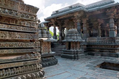 Süslü Duvar frizleri ve Nandi Mamdapa değil, Hoysaleshwara Tapınağı, Halebidu, Karnataka, Hindistan üzerinde. Güney batıdan görünümü.