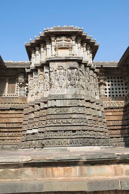Süslü duvar paneli kabartma Hoysaleshwara Tapınağı, Halebidu, Karnataka, Hindistan. Doğu'dan görünüm