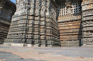 Süslü duvar paneli kabartma Hoysaleshwara Tapınağı, Halebidu, Karnataka, Hindistan. Doğu'dan görünüm