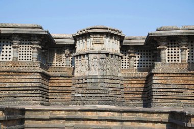 Süslü duvar paneli kabartma Hoysaleshwara Tapınağı, Halebidu, Karnataka, Hindistan. Doğu'dan görünüm