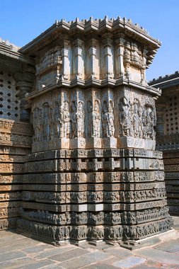 Süslü duvar paneli kabartma tapınak dış yildiz seklinde şeklinde yansıtan duvarlar, Hoysaleshwara Tapınağı, Halebidu, Karnataka, Hindistan. Güney Doğu görünümünden.