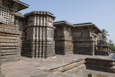 Süslü duvar paneli kabartma, Hoysaleshwara Tapınağı, Halebidu, Karnataka, Hindistan. Güney Doğu görünümünden