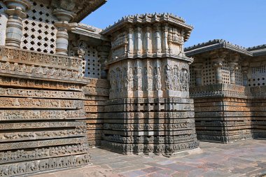 Süslü duvar paneli kabartma, Hoysaleshwara Tapınağı, Halebidu, Karnataka, Hindistan. Güney Doğu görünümünden