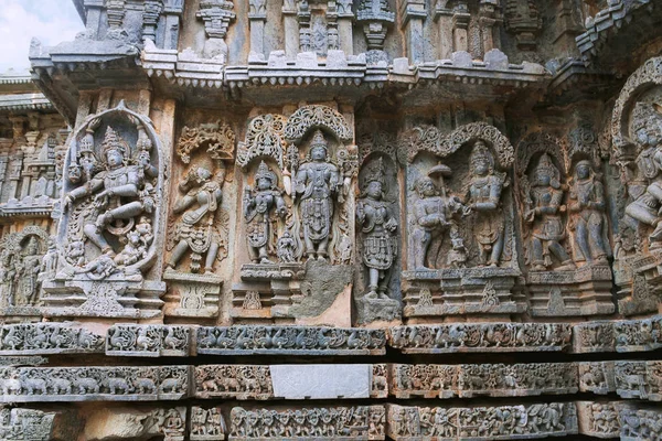 Süslü bas relieif ve heykeller Hindu Tanrılar, Kedareshwara Tapınağı, Halebid, Karnataka, Hindistan. 