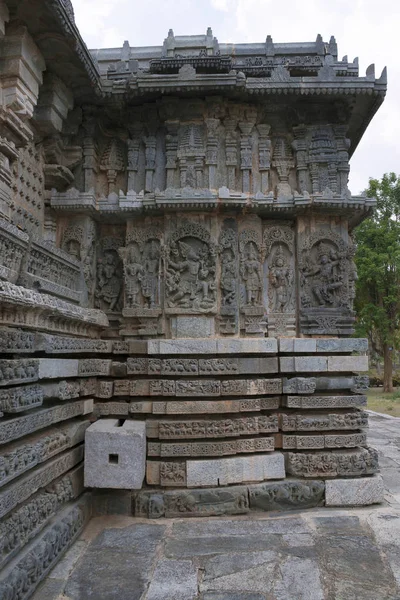 Süslü bas relieif ve Hindu Tanrılar heykelleri, Kuzey doğu duvar, Kedareshwara Tapınağı, Halebid, Karnataka, Hindistan.