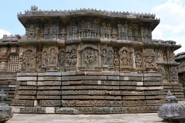 Süslü bas relieif ve Hindu tanrıları, heykelleri Kuzey duvarı, Kedareshwara Tapınağı, Halebid, Karnataka, Hindistan.