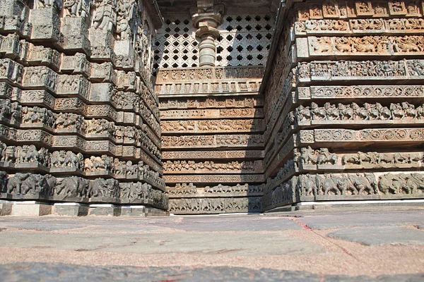 Süslü duvar paneli kabartma Hoysaleshwara Tapınağı, Halebidu, Karnataka, Hindistan. Doğu'dan görünüm