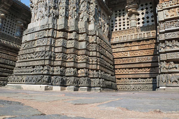 Süslü duvar paneli kabartma Hoysaleshwara Tapınağı, Halebidu, Karnataka, Hindistan. Doğu'dan görünüm