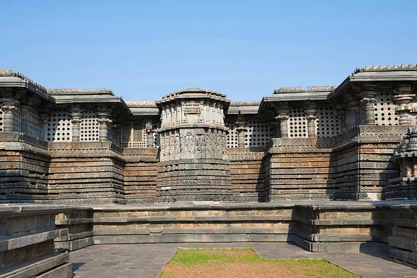 Süslü duvar paneli kabartma Hoysaleshwara Tapınağı, Halebidu, Karnataka, Hindistan. Doğu'dan görünüm