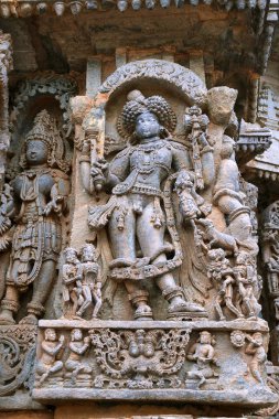 Bhairava, Shiva, şeklinde tasvir eden süslü duvar paneli kabartma Kedareshwara Tapınağı, Halebidu, Karnataka, Hindistan. 