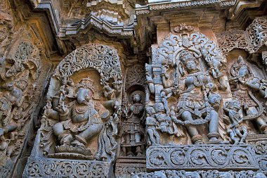 Ganesha sol taraftaki dans tasvir eden süslü duvar paneli kabartmaları ve Tanrıça Kali değil, Hoysaleshwara Tapınağı, Halebidu, Karnataka, Hindistan.