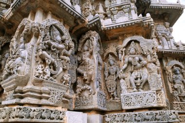 Süslü duvar paneli kabartma gelen tasvir yaptı Shiva, Krishna Kaliya-mardana olarak ve bir Tanrı dans ve dans Parvati, Kedareshwara Tapınağı, Halebidu, Karnataka, Hindistan