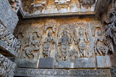 Tanrıça Kali, Parvati, Lord Brahma, Vişnu ve Tanrıça Lakshmi, soldan tasvir eden süslü duvar paneli kabartma Hoysaleshwara Tapınağı, Halebidu, Karnataka, Hindistan.