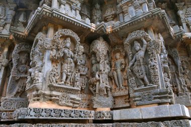 Süslü duvar paneli kabartma gelen tasvir yaptı Tanrıça Lakshmi, Tanrılar, adaçayı ve Krishna Govardhan Giridhari, olarak Kedareshwara Tapınağı, Halebidu, Karnataka, Hindistan. 