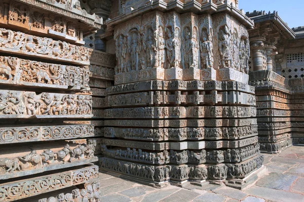 Süslü duvar paneli kabartma, Hoysaleshwara Tapınağı, Halebidu, Karnataka, Hindistan. Güney Doğu görünümünden