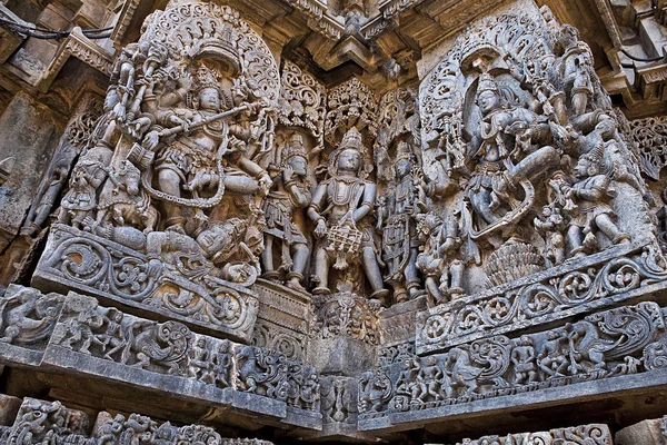 华丽的墙板浮雕描绘舞蹈湿婆在左边和舞蹈 Sarswati 在右边 Hoysaleshwara Halebidu 卡纳卡 — 图库照片