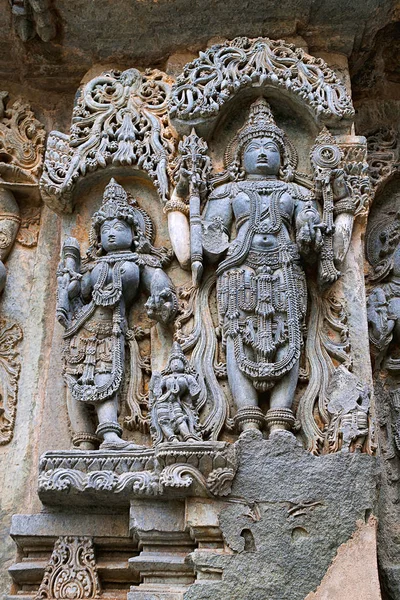Süslü duvar paneli kabartma gelen tasvir yaptı Tanrıça Lakshmi Vişnu ve Vişnu, eşi Kedareshwara Tapınağı, Halebidu, Karnataka, Hindistan. 