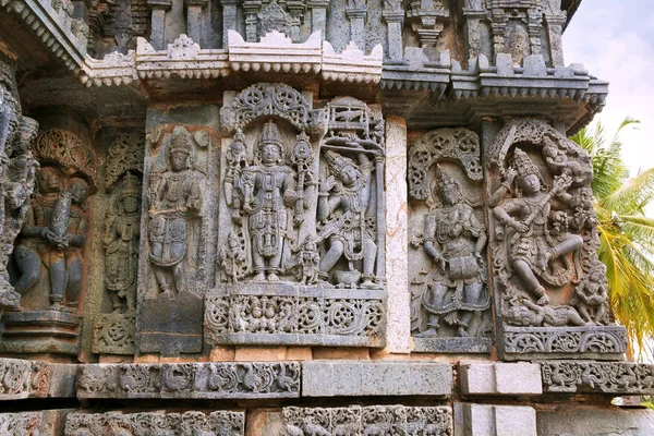 Sol Harihara, balık, bir drumer, Arjuna çekim oku üzerinden resmeden ve Shiva, dans süslü duvar paneli kabartma Kedareshwara Tapınağı, Halebidu, Karnataka, Hindistan.