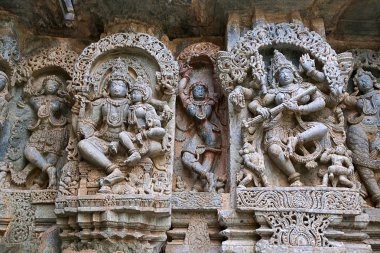 Süslü duvar paneli kabartma gelen tasvir yaptı Shiva-Parvati ve Sarswati, dans Kedareshwara Tapınağı, Halebidu, Karnataka, Hindistan. 
