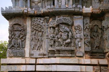 Sol Varaha, Kamdev ve eşi Rati resmeden ve Ganesha dans süslü duvar paneli kabartma. Kedareshwara Tapınağı, Halebidu, Karnataka, Hindistan.