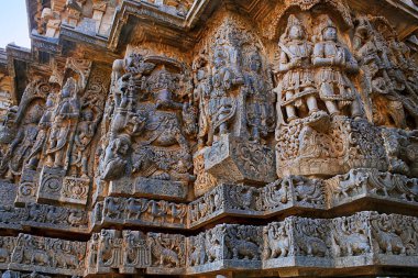 Süslü duvar paneli kabartma Ganesha sol ve diğer tanrılar, Batı Yakası, gösteren Hoysaleshwara Tapınağı, üzerinde Halebidu, Karnataka, Hindistan. Batıdan görüntülemek.