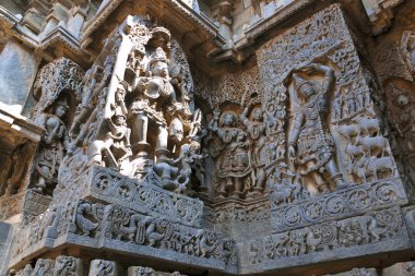 Süslü duvar paneli kabartma Tanrıça Kali solda resmeden ve Govardhan Girdhari değil, Hoysaleshwara Tapınağı, Halebidu, Karnataka, Hindistan.