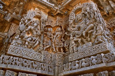 Süslü duvar paneli kabartma Tanrıça Kali solda resmeden ve Narsimha değil, Hoysaleshwara Tapınağı, Halebidu, Karnataka, Hindistan.