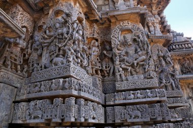 Süslü duvar paneli kabartma Tanrıça Mahishasurmardini sol tarafta resmeden ve Narsimha değil, Hoysaleshwara Tapınağı, Halebidu, Karnataka, Hindistan.
