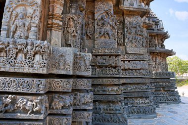 Süslü duvar paneli kabartma tasvir Hindu tanrıları, Batı tarafında, Hoysaleshwara Tapınağı, Halebidu, Karnataka, Hindistan