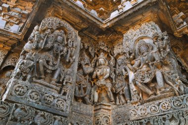 Süslü duvar paneli kabartma tasvir Hindu tanrıları, Batı tarafında, Hoysaleshwara Tapınağı, Halebidu, Karnataka, Hindistan