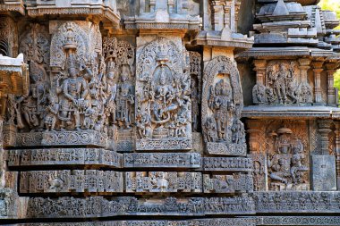 Süslü duvar paneli kabartma tasvir Hindu tanrıları, Batı tarafında, Hoysaleshwara Tapınağı, Halebidu, Karnataka, Hindistan