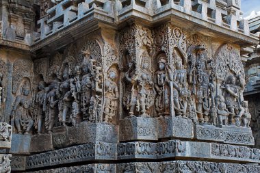 Süslü duvar paneli kabartma tasvir Hindu tanrıları, Batı tarafında, Hoysaleshwara Tapınağı, Halebidu, Karnataka, Hindistan