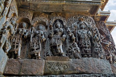 Süslü duvar paneli kabartma tasvir Hindu tanrıları, Batı tarafında, Hoysaleshwara Tapınağı, Halebidu, Karnataka, Hindistan