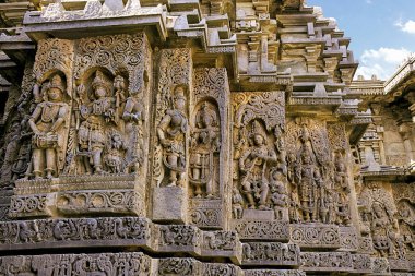 Süslü duvar paneli kabartma tasvir Hindu tanrıları, Batı tarafında, Hoysaleshwara Tapınağı, Halebidu, Karnataka, Hindistan