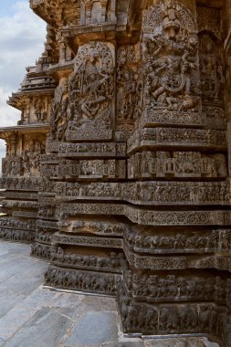 Süslü duvar paneli kabartma tasvir Hindu tanrıları, Batı tarafında, Hoysaleshwara Tapınağı, Halebidu, Karnataka, Hindistan
