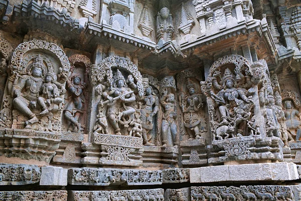 左シヴァ神パールヴァティー Extere Sarswati Mahishsuramardini を踊ってから Kedareshwara Halebidu カルナタカ インドを描いた華やかな壁パネル レリーフ — ストック写真
