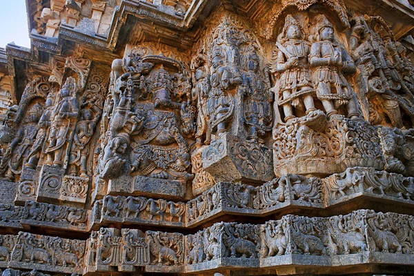 华丽的墙板浮雕描绘了在左边和其他神灵 Hoysaleshwara Halebidu 印度卡纳塔莎 从西边看 — 图库照片