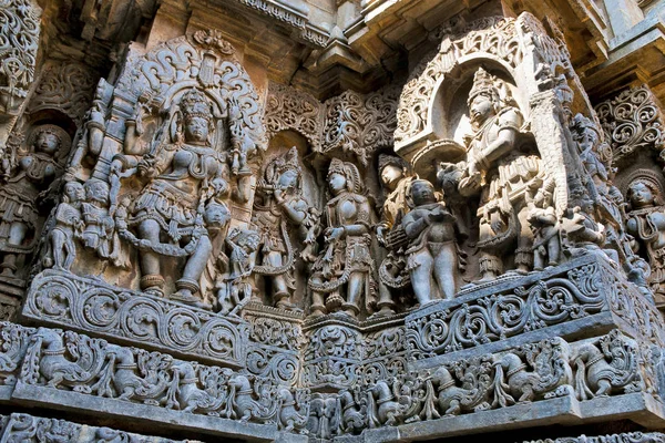 华丽的墙板浮雕描写女神卡莉的左边和 Vamana 化身的毗湿奴在右边 Hoysaleshwara Halebidu 卡纳塔 — 图库照片