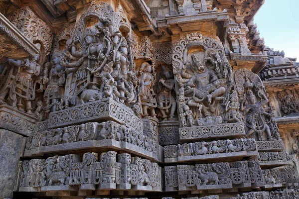Süslü duvar paneli kabartma Tanrıça Mahishasurmardini sol tarafta resmeden ve Narsimha değil, Hoysaleshwara Tapınağı, Halebidu, Karnataka, Hindistan.