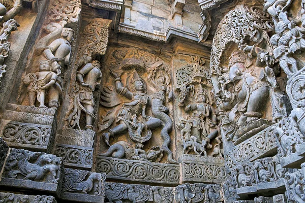 Halebidu カルナータカ州 インドの中心部 ウエスト サイド Hoysaleshwara ヘビと主ビシュヌ神の戦いのガルーダ車両ヒンドゥー教の神々 を描いた華やかな壁パネル レリーフ — ストック写真