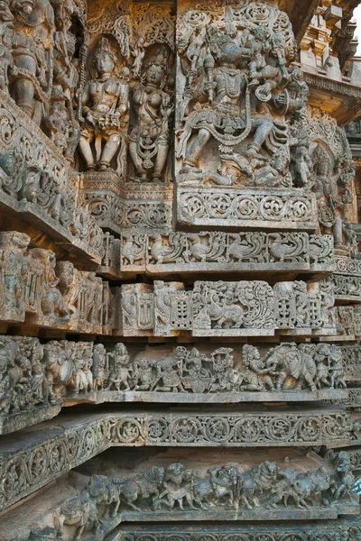 华丽的墙板浮雕描绘印度教神灵 Hoysaleshwara Halebidu 卡纳塔 — 图库照片