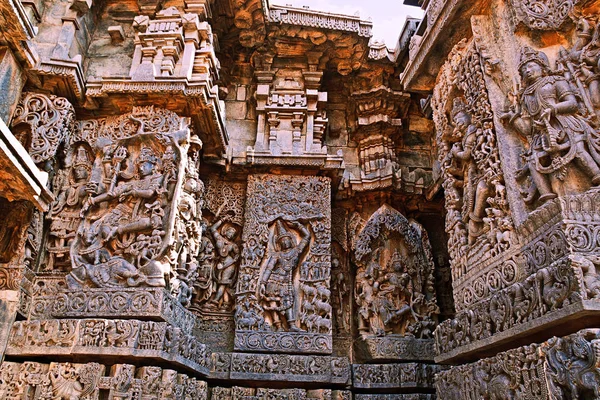 Süslü duvar paneli kabartma tasvir Hindu tanrıları, Batı tarafında, Hoysaleshwara Tapınağı, Halebidu, Karnataka, Hindistan