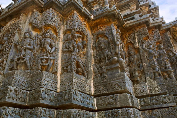 华丽的墙板浮雕描绘印度教神灵 Hoysaleshwara Halebidu 卡纳塔 — 图库照片