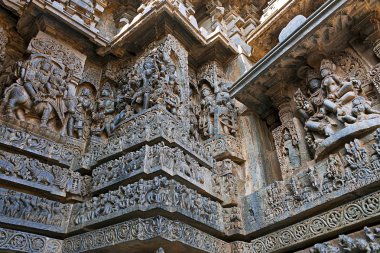 Süslü duvar paneli kabartma Hindu tanrıları, Batı tarafında, Hoysaleshwara Tapınağı, Halebidu, Karnataka, Hindistan gösteren. Batıdan görüntülemek.
